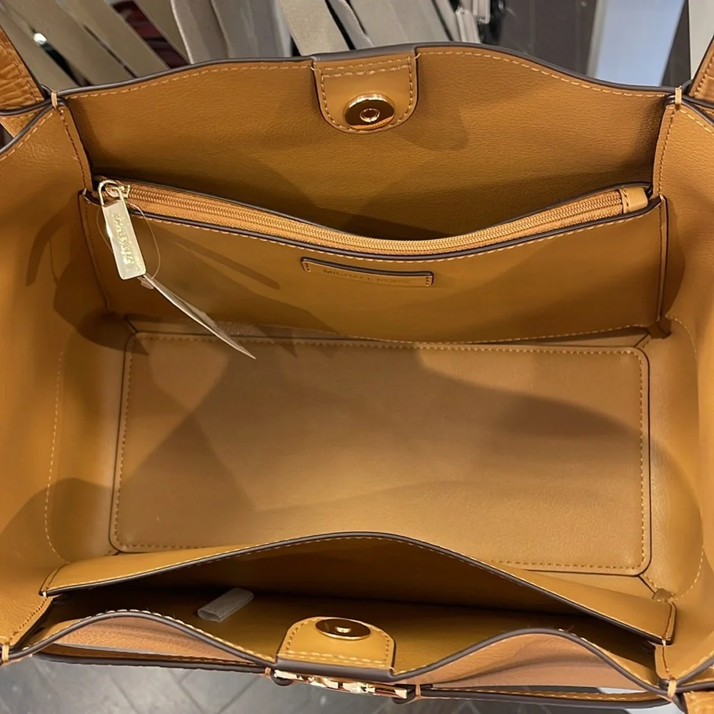 MICHAEL KORS
Reed Large Leather Belted Satchel Shoulder Tote Handbag
Deer NWT - Picture 10 of 16